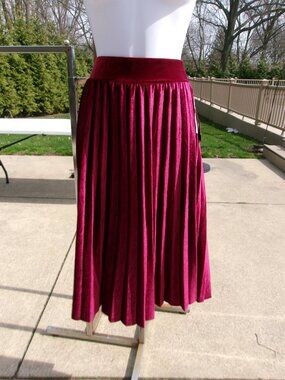 NWT METROWEAR RED VELOUR PLEATED SKIRT M